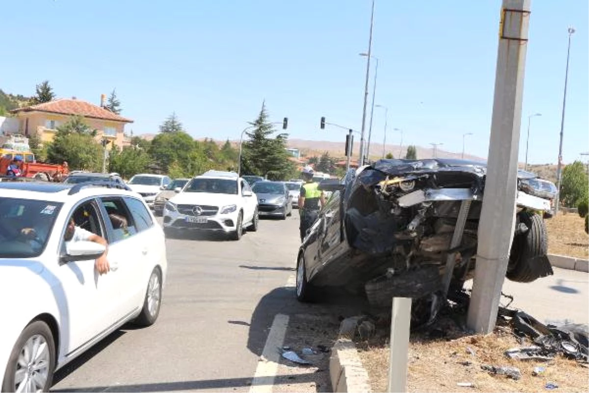 Kırıkkale\'de İki Otomobil Çarpıştı: 4 Yaralı