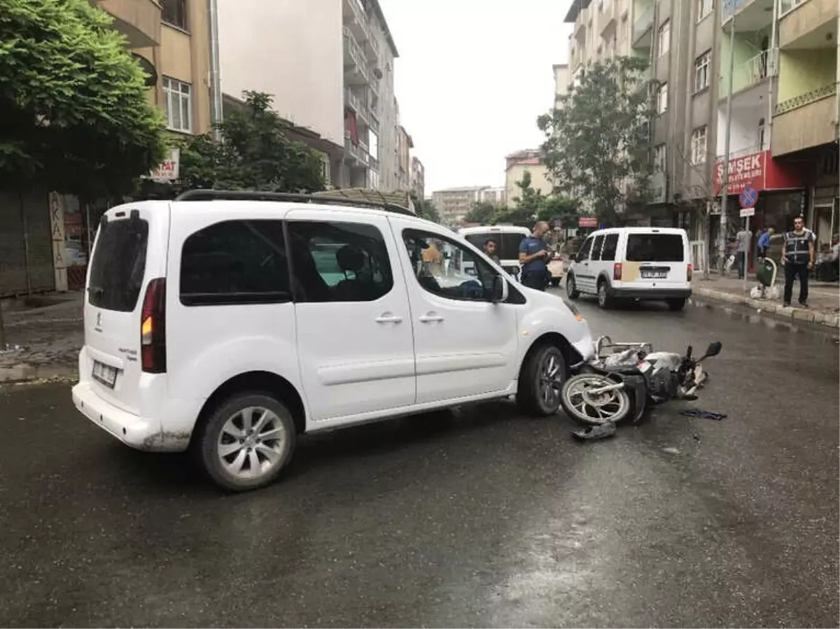 Motosiklet Otomobil ile Çarpıştı: 1 Yaralı