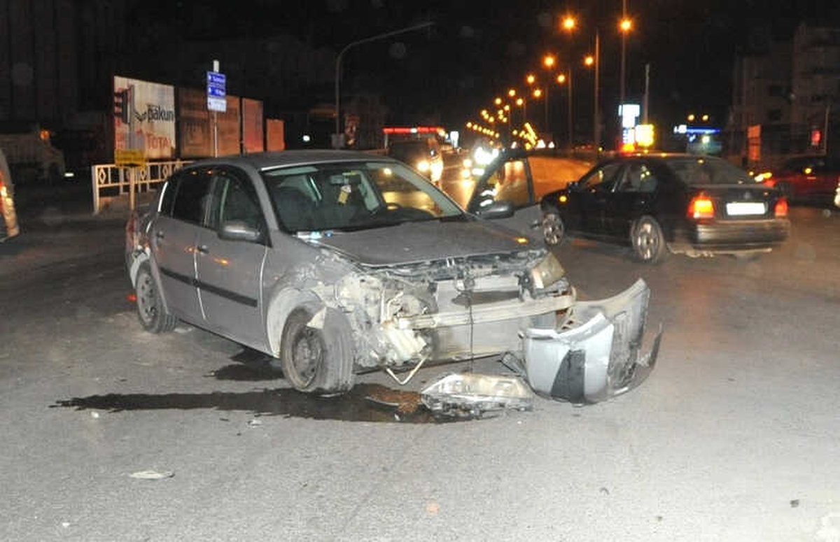 Otomobil ile Kamyonet Çarpıştı: 4 Yaralı