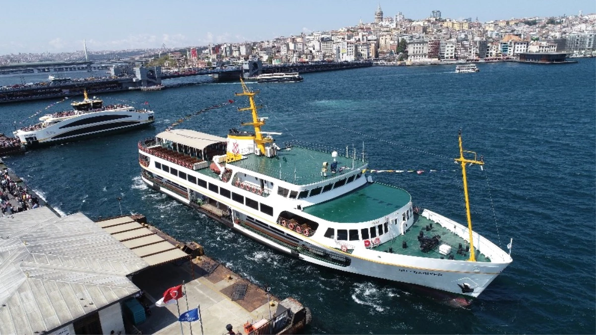 Eminönü İskelesi\'ndeki İnsan Seli Havadan Görüntülendi