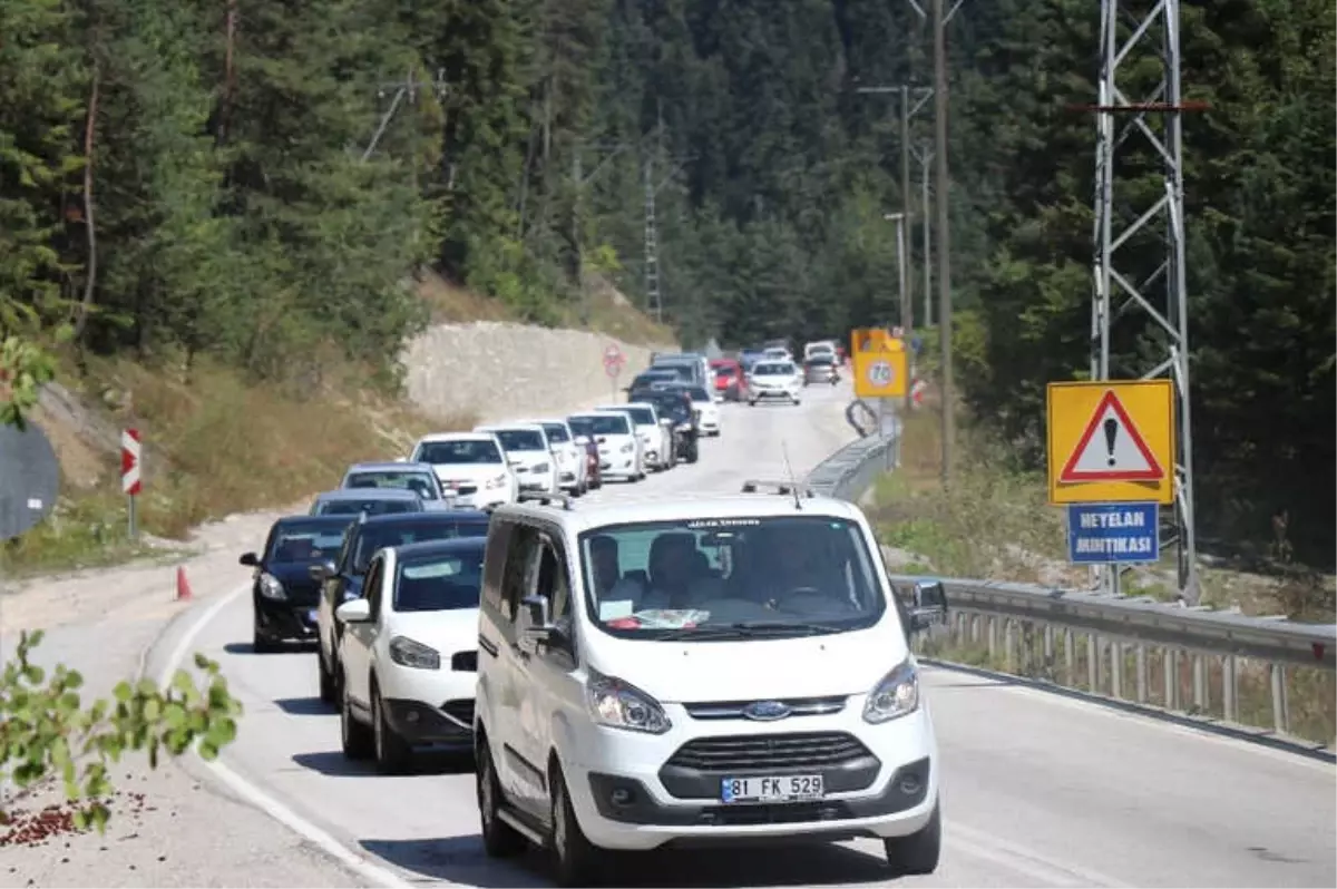 Tatilciler, Abant Tabiat Parkı\'nda 5 Kilometrelik Araç Kuyruğu Oluşturdu