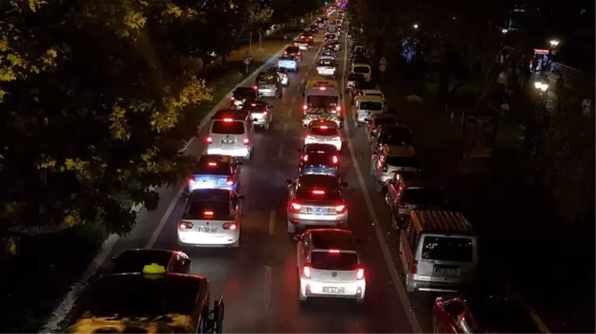 Tatilden Dönüşler Başladı, İstanbul Yolu Kitlendi