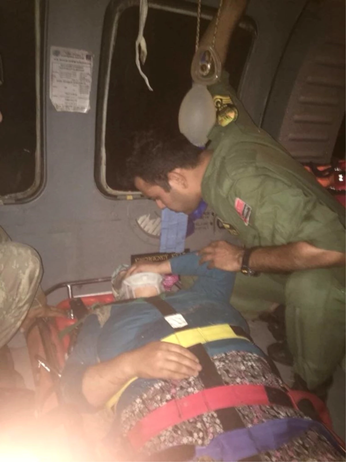 TSK\'ya Ait Helikopter Kayalıklardan Düşen Vatandaşı Tahliye Etti