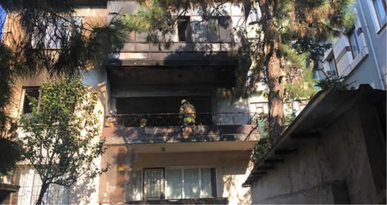 Ümraniye\'de Apartmanda Çıkan Yangında 10 Kişi İçeride Mahsur Kaldı