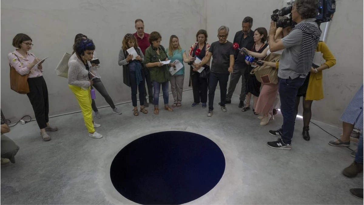 Ziyaret Ettiği Müzede Anish Kapoor\'un Enstalasyonuna Düştü, Hastaneye Kaldırıldı