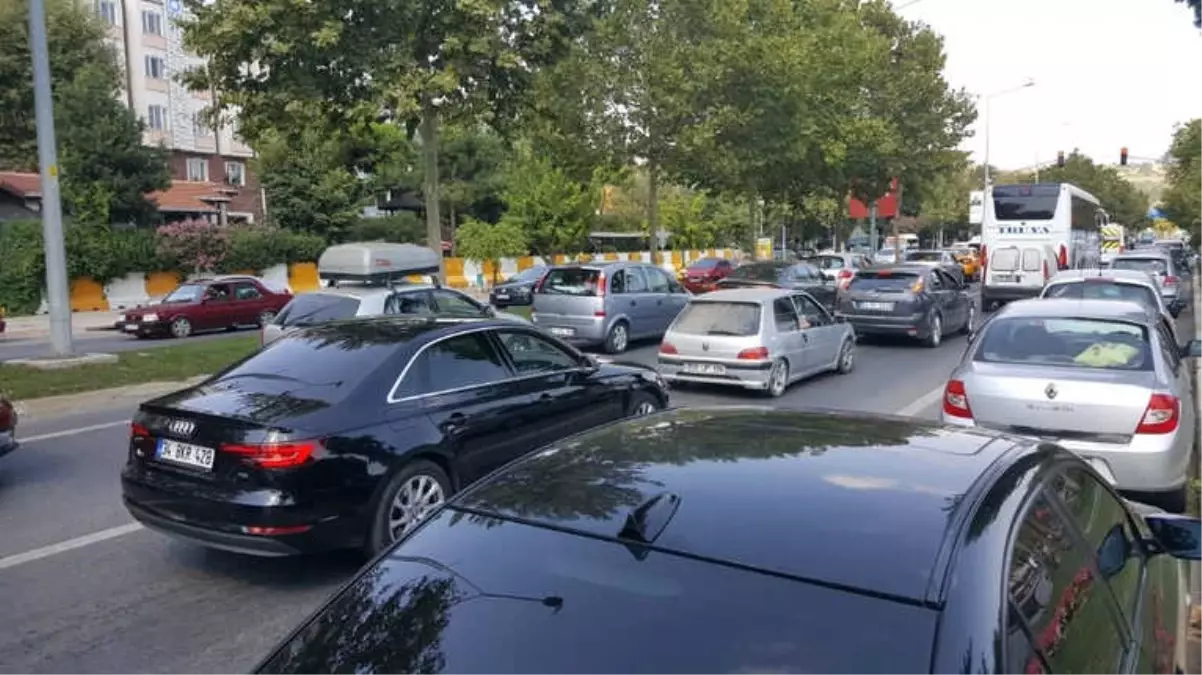 Akşam Trafiğine Kalmamak İçin Yola Çıktılar, Trafik Felç Oldu