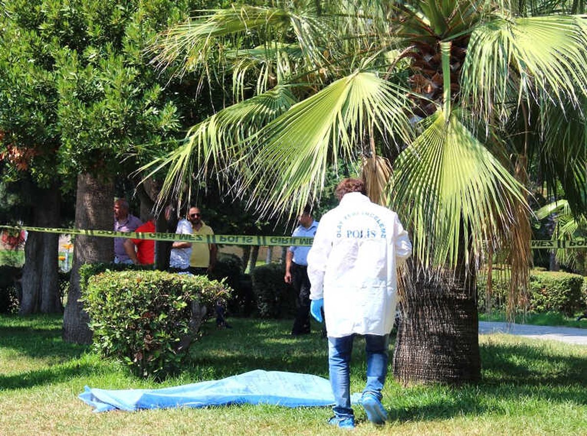 Antalya\'da Parkta Erkek Cesedi Bulundu
