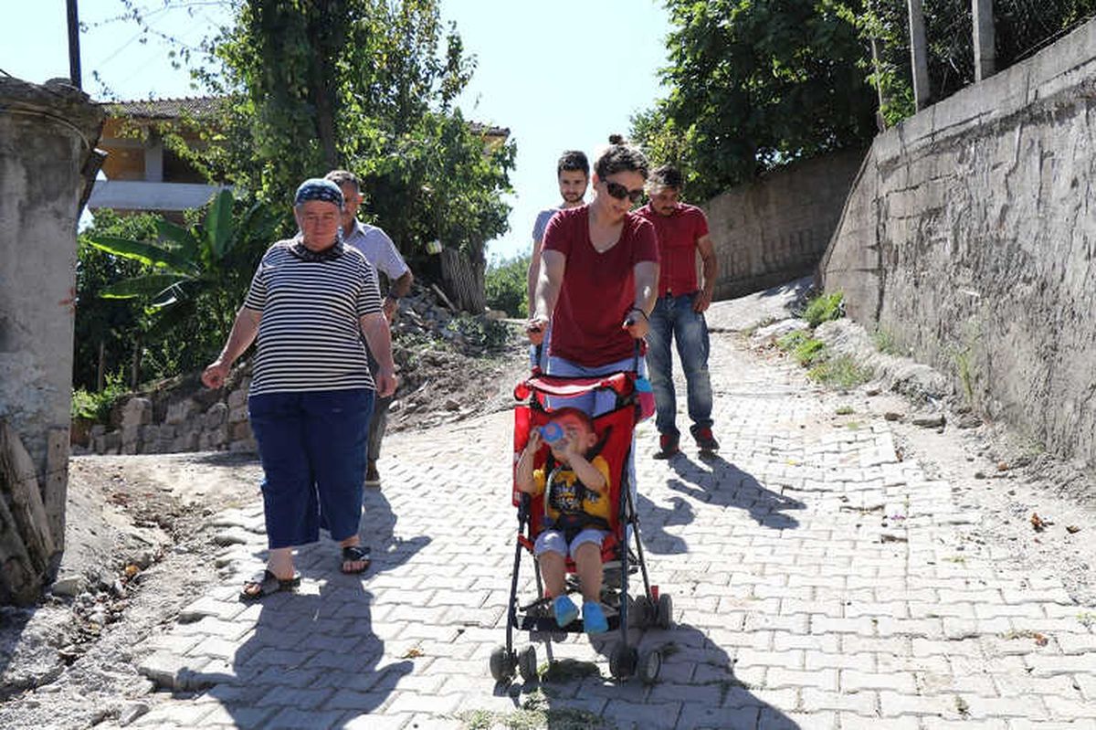 Asker Eşiyle Telefonla Görüşmek İçin 2 Kilometre Yürüyor