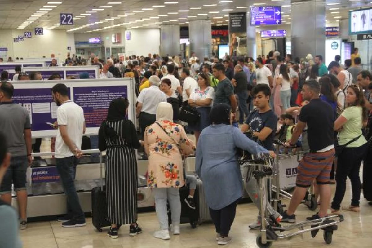 Atatürk Havalimanı\'nda Tatil Dönüşü Yoğunluğu