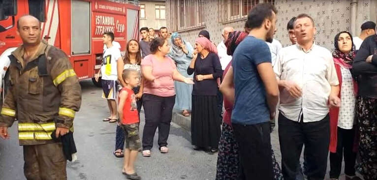 Bağcılar\'da Korkutan Yangın: Çatı Katı Alev Alev Yandı