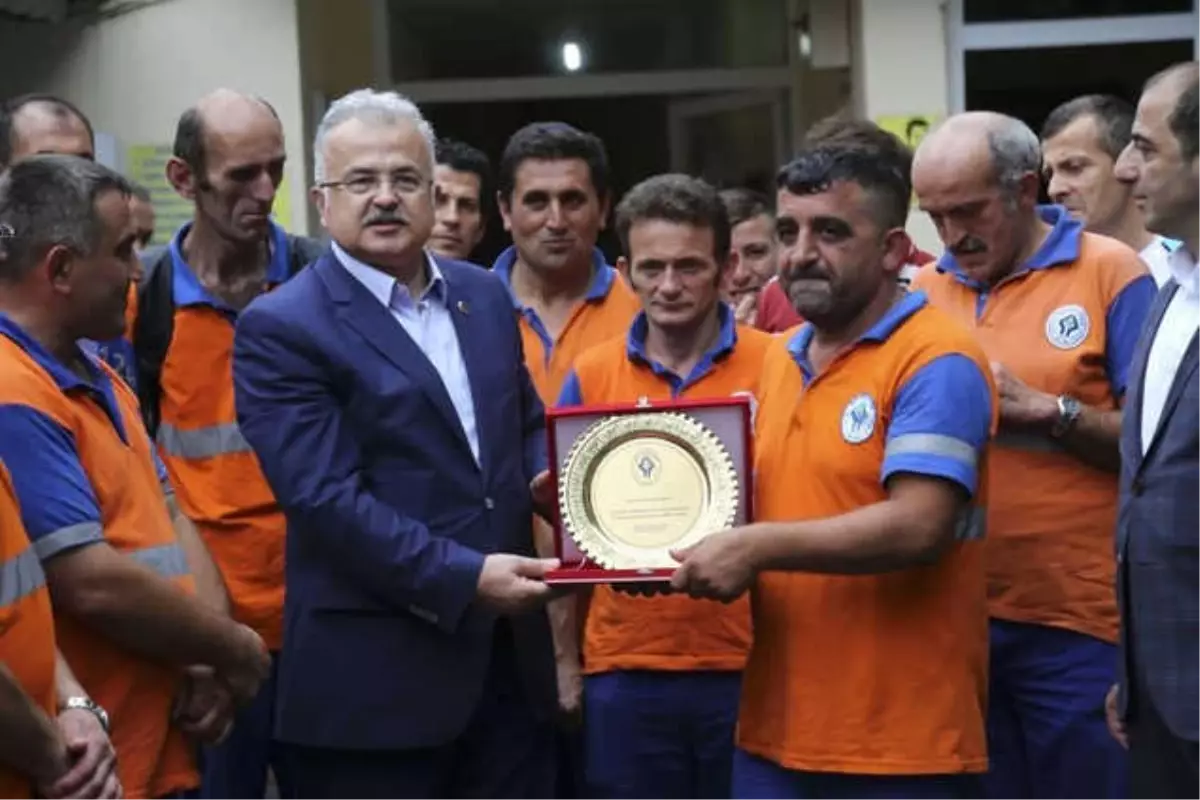 Belediye Başkanından O Temizlik İşçisine Plaket