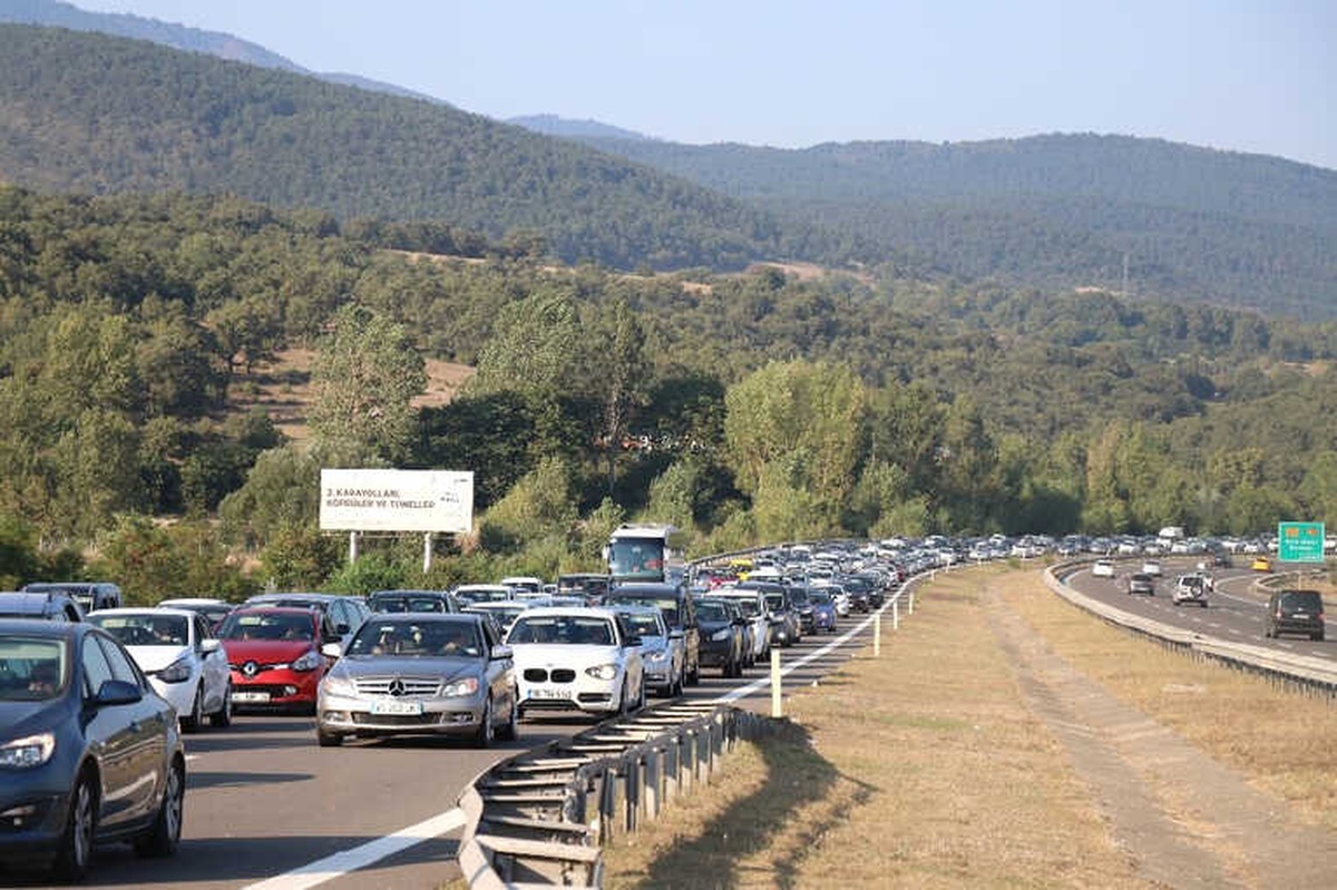 Bolu\'da Tatil Dönüşü Trafik Yoğunluğu Başladı