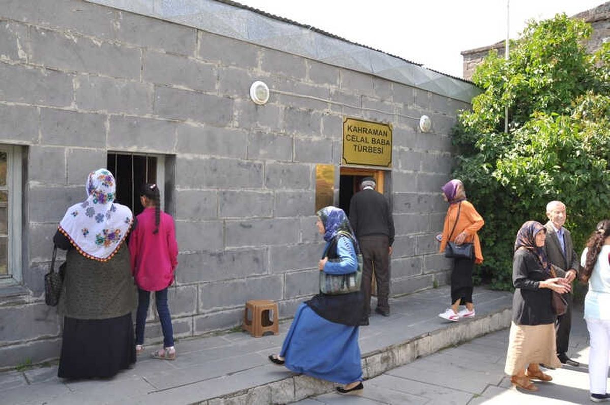 Celal Baba Türbesi\'ne Ziyaretçi Akını