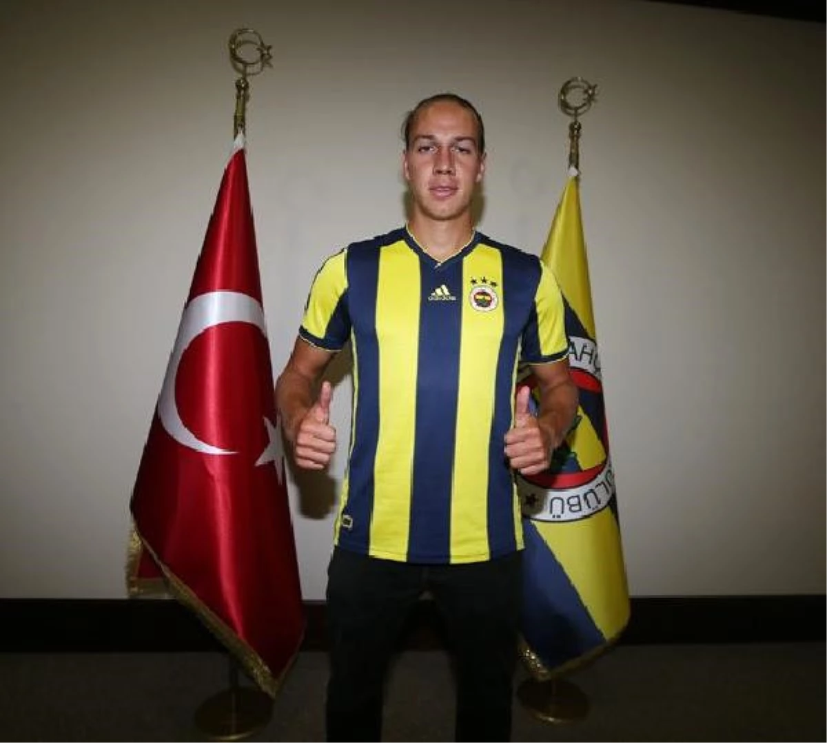 Fenerbahçe\'de Frey İmzaladı