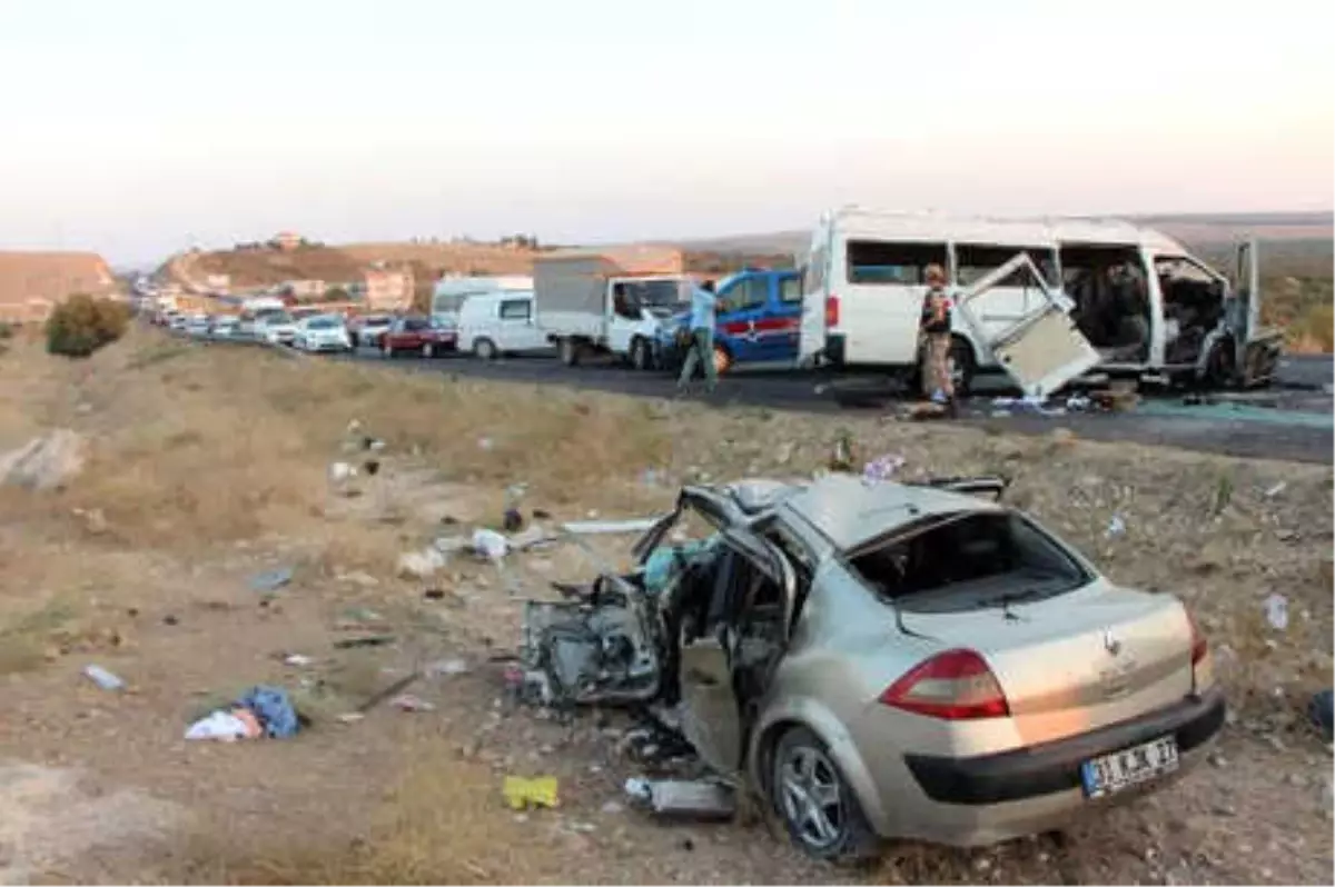 Gaziantep\'te Otomobil ile Yolcu Minibüsü Çarpıştı: 8 Yaralı