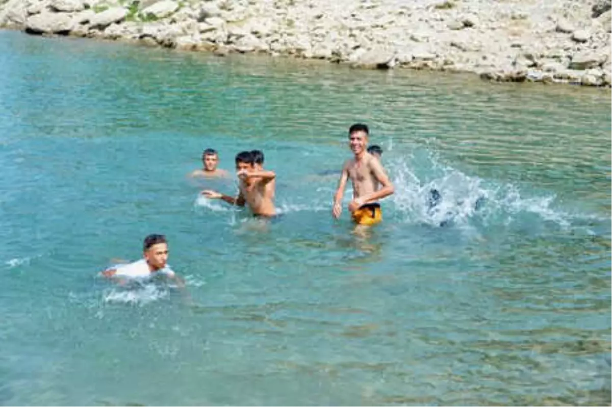 Gencin Boğulmasına Şahit Oldular, Yüzmeye Devam Ettiler