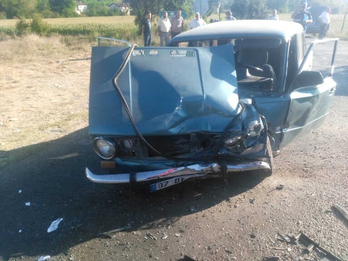 Kastamonu\'da İki Otomobil Çarpıştı: 6 Yaralı