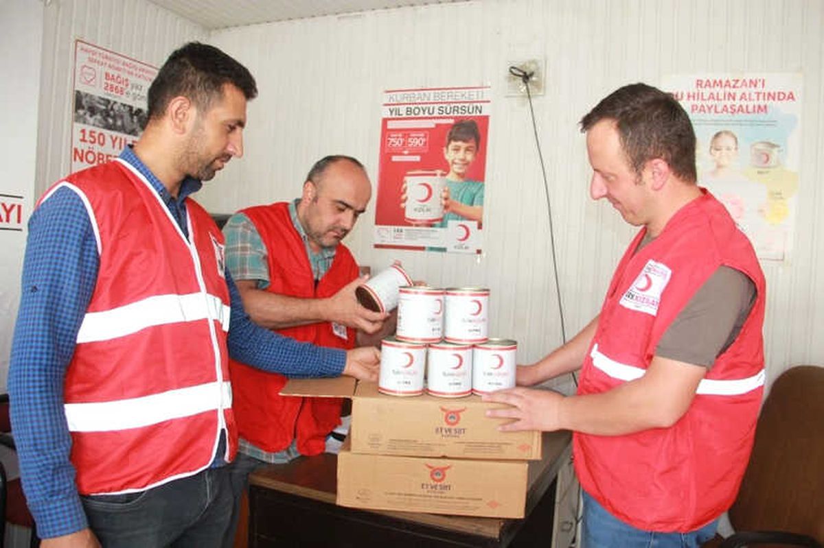 Kızılay Hakkari\'de Konserve Dağıttı