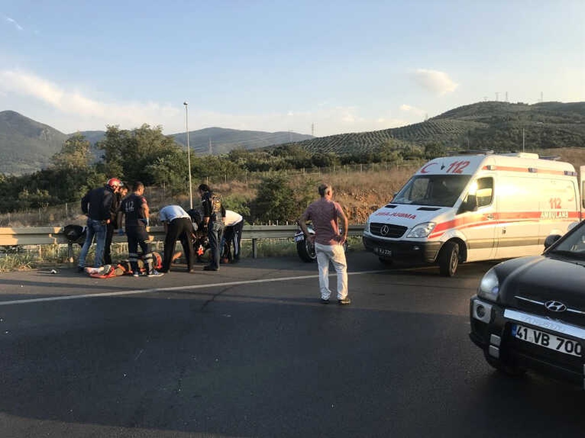 Lastiği Patlayan Motosiklet Otomobile Çarptı