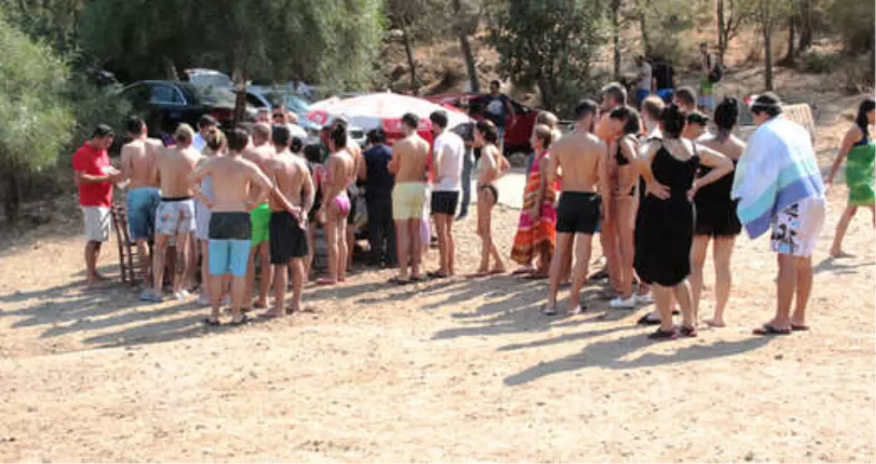 Lüks Yatı ile Bodrum\'a Gelen Hayırsever İş Adamı, Halk Plajında Lahmacun Ayran Dağıttı