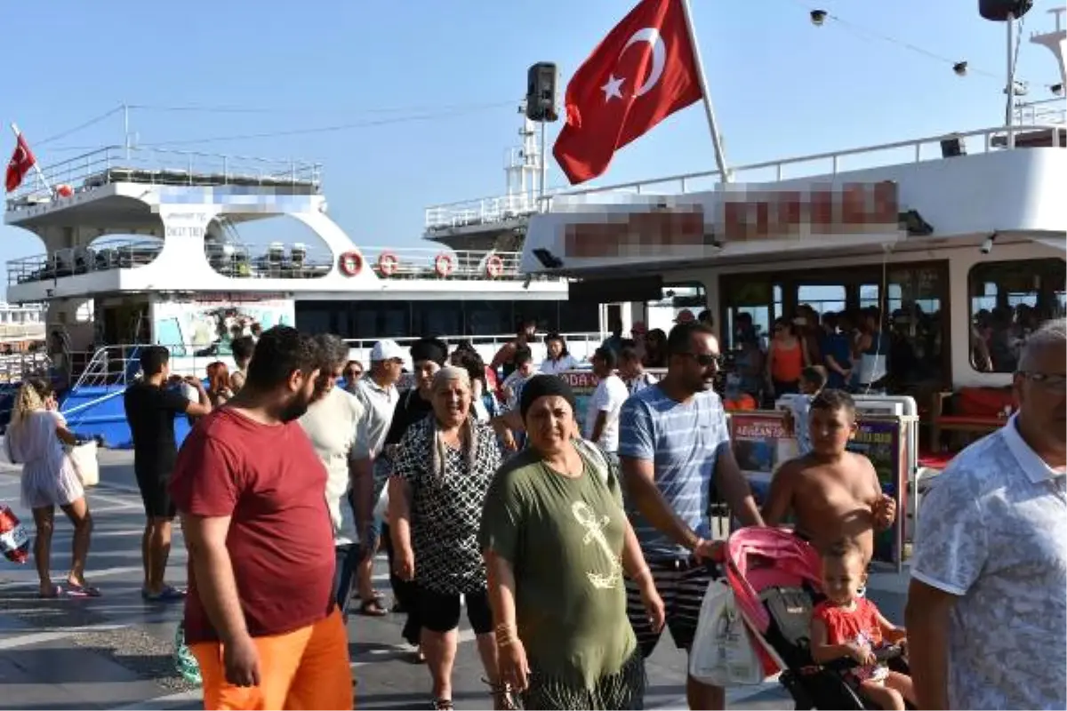 Marmaris\'te Tatilciler Tekne Turlarıyla Eğlendi