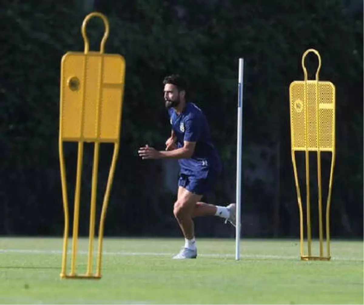 Michael Frey, Fenerbahçe\'de İlk Antrenmanına Çıktı