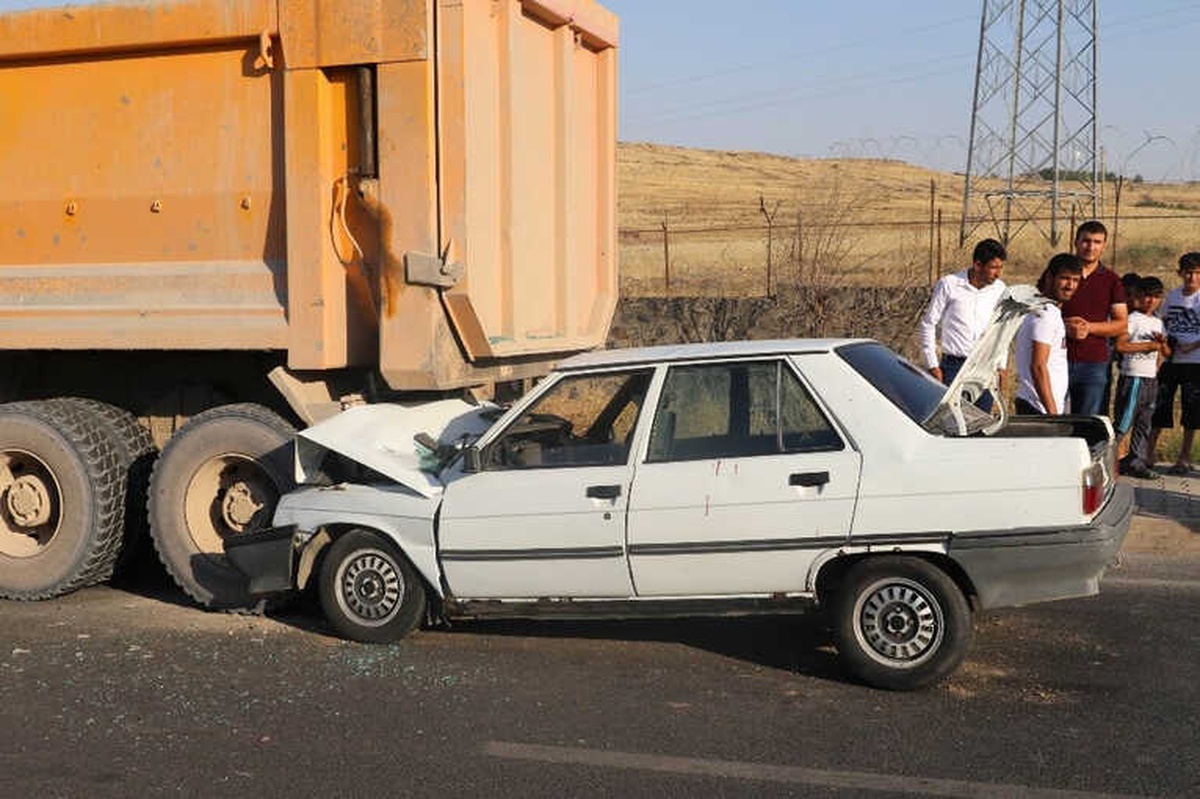 Otomobil Kamyonun Altına Girdi: 1\'i Ağır 3 Yaralı