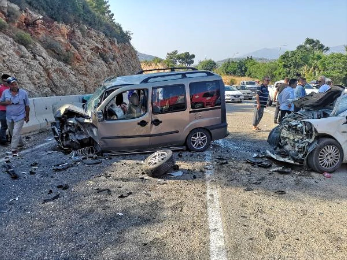 Otomobille Hafif Ticari Araç Çarpıştı: 10 Yaralı