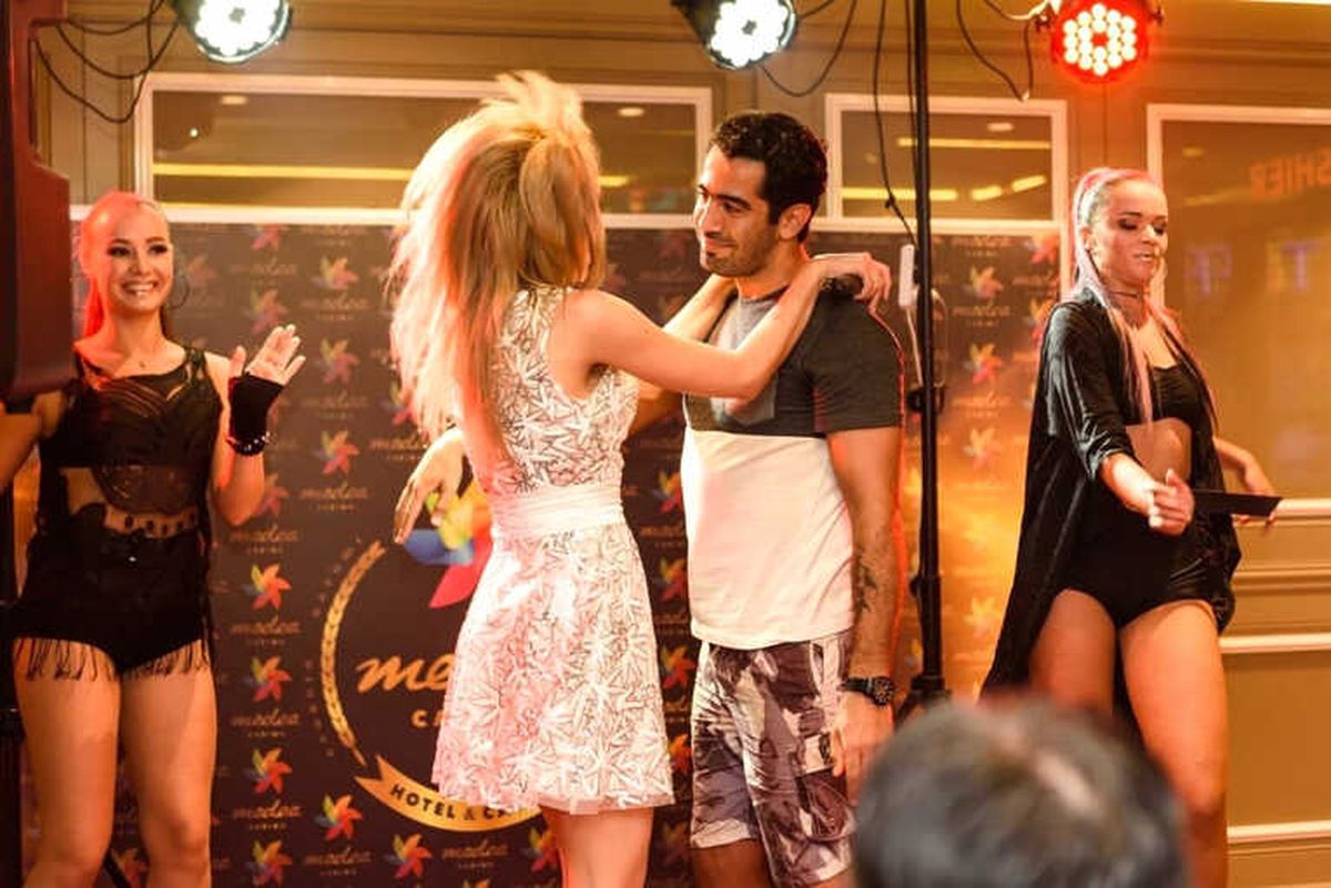 Popçu Fulin\'in Sahnesini İranlı Hayranı Bastı