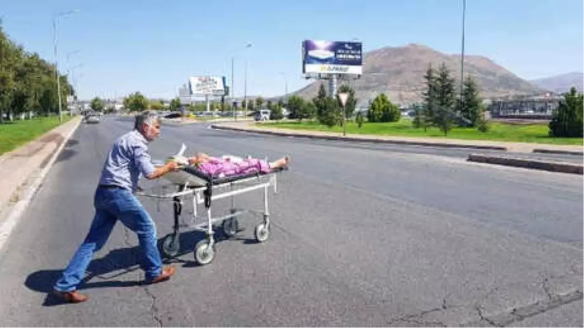 Talep Ettikleri Ambulansın Verilmediğini İddia Eden Hasta Yakınları, Hastayı Sedye ile Taşıdı