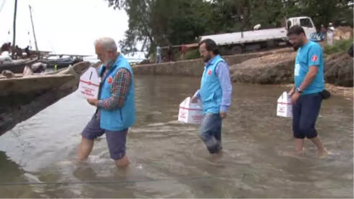 Tanzanyalı Çocukların Bayram Sevinci- Önce Kurban Eti, Sonra Çocuklara Şeker ve Balon Dağıtıldı