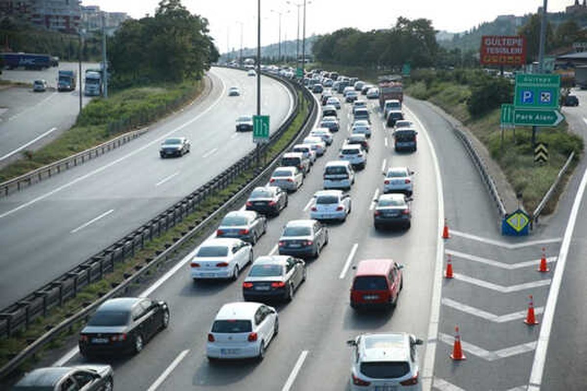 Tatil Dönüşü Trafik Durma Noktasında