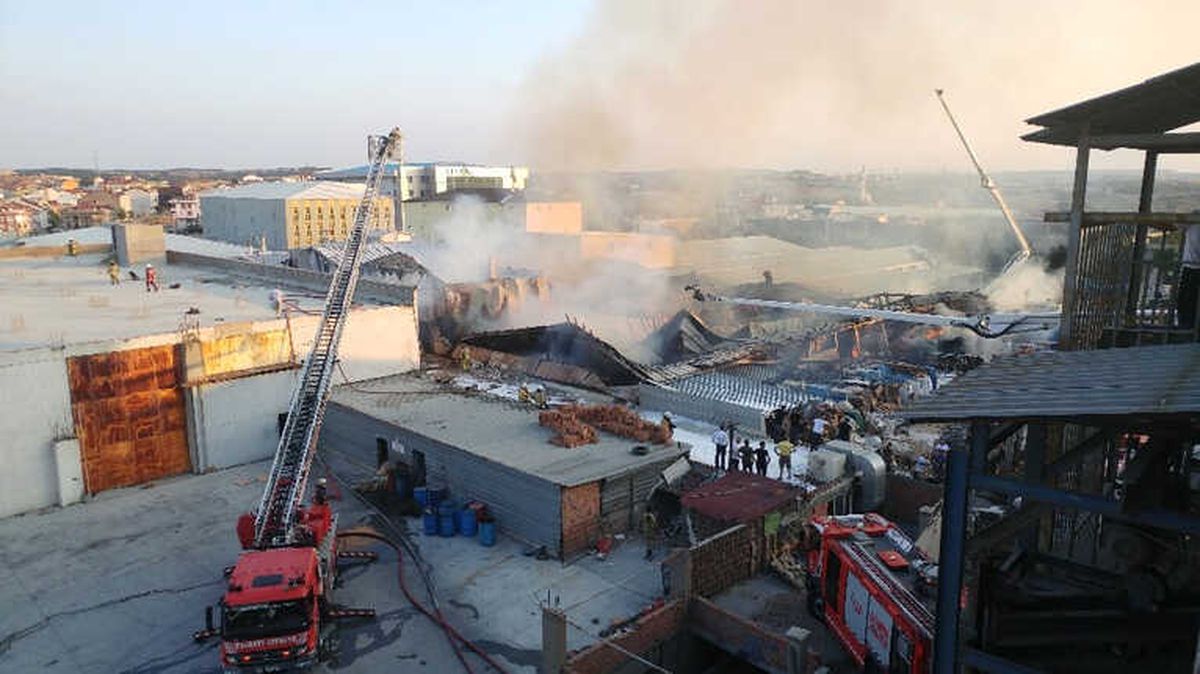 Arnavutköy\'deki Fabrika Alev Alev Yanıyor