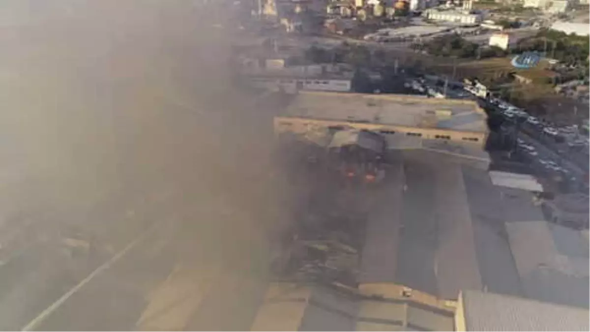 Arnavutköy\'deki Fabrika Yangını Söndürme Çalışması Havadan Görüntülendi