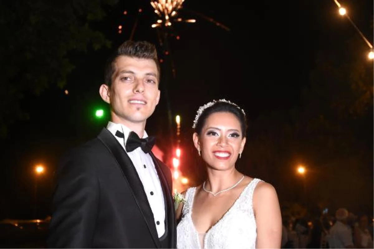 Çinli Geline Zeybekli, Roman Havalı Türk Düğünü