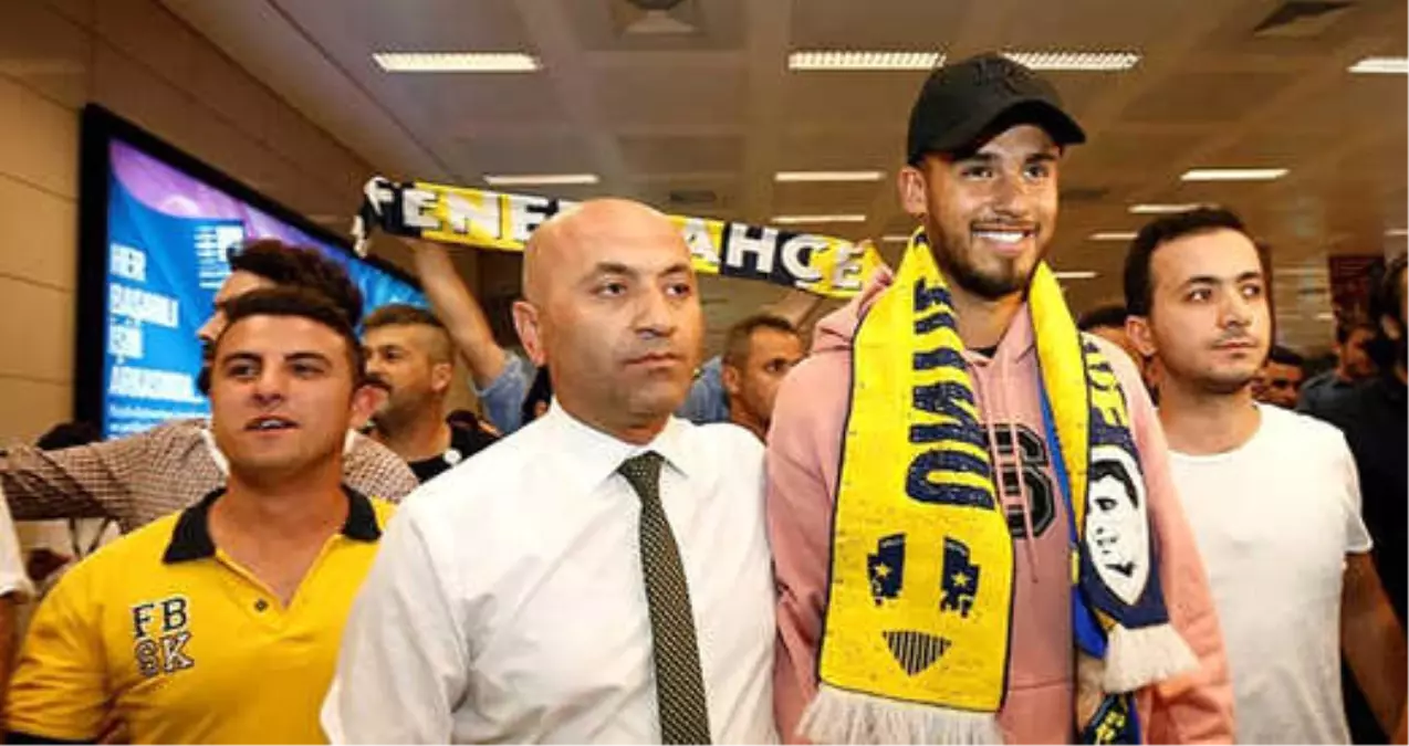 Diego Reyes, Fenerbahçe Tişörtüyle Fotoğrafını Paylaştı