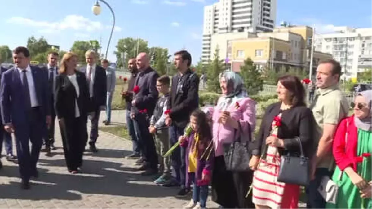 Dışişleri Bakanı Mevlüt Çavuşoğlu, İstanbul Parkı Ziyaret Etti