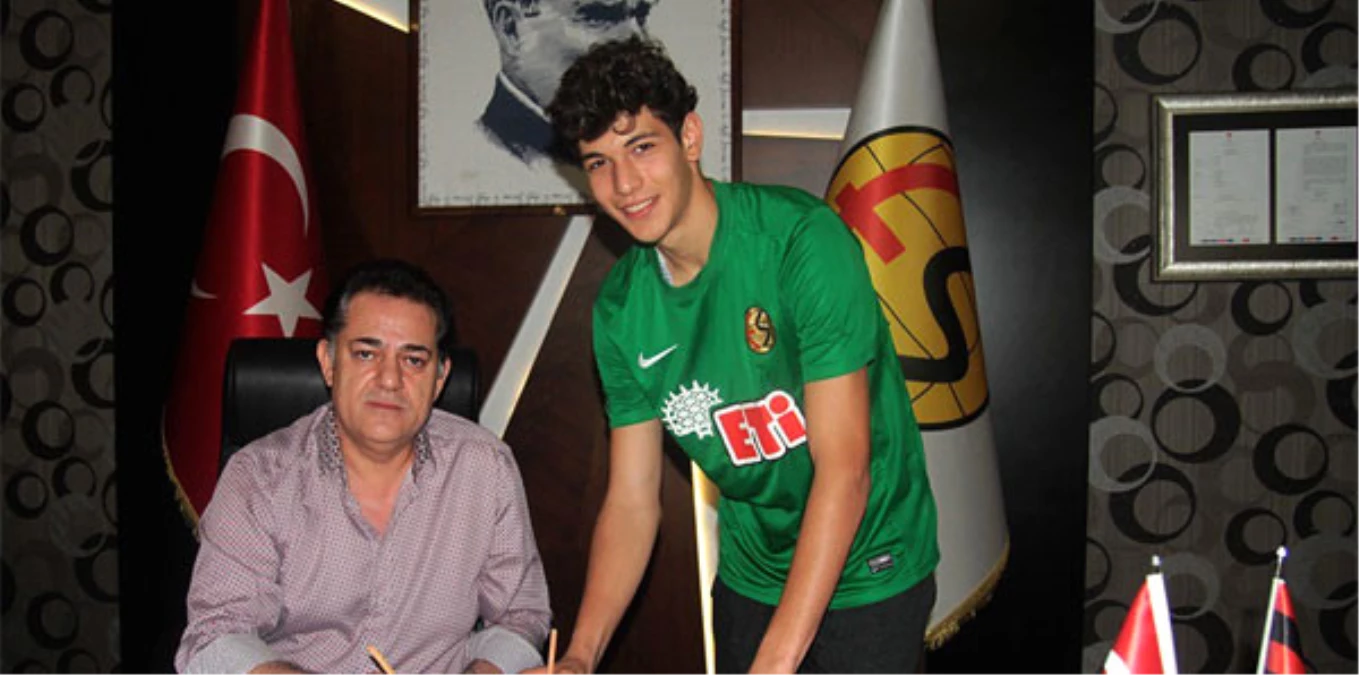 Eskişehirspor 15 Yaşındaki Kaleciyle Sözleşme İmzaladı