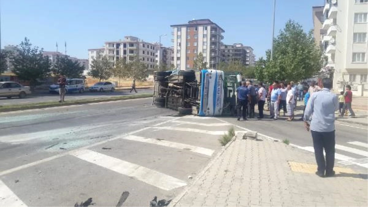 Gaziantep\'te Yolcu Midibüsü ile Taksi Çarpıştı: 18 Yaralı