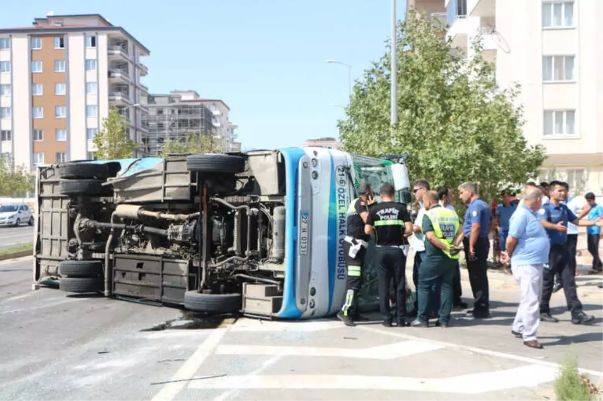 Halk Otobüsü ile Ticari Taksi Çarpıştı: 18 Yaralı