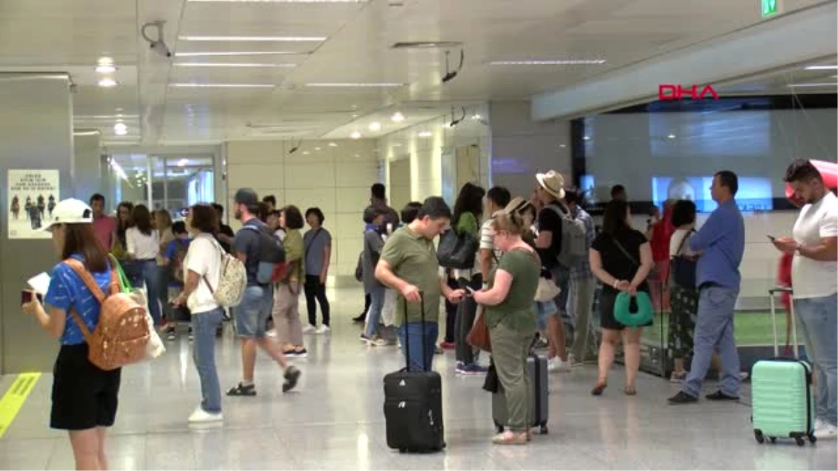 İstanbul Atatürk Havalimanı\'nda Bayram Tatili Dönüşü Yoğunluğu Devam Ediyor
