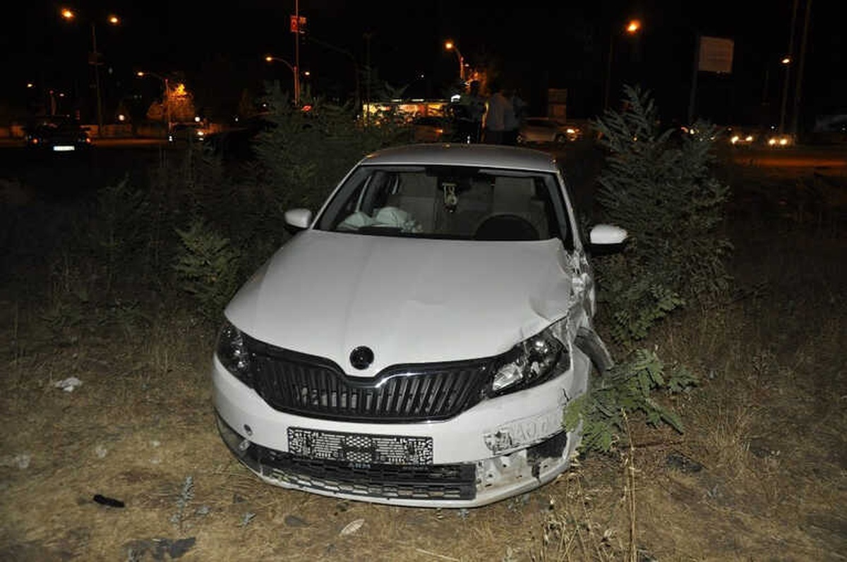 Kaza Sonrası Tarlaya Uçan Otomobilde 1\'i Ağır 4 Kişi Yaralandı