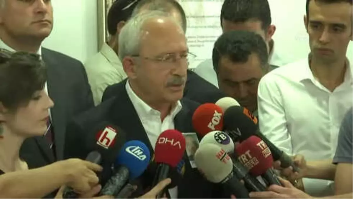 Kılıçdaroğlu, Gazeteci Baki Özilhan\'ın Cenaze Törenine Katıldı