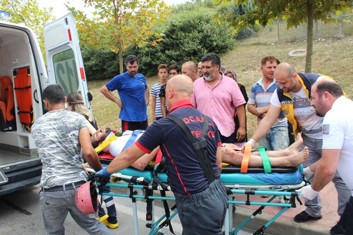 Kontrolden Çıkan 2 Otomobil Kafa Kafaya Çarpıştı: 1\'i Ağır 3 Yaralı