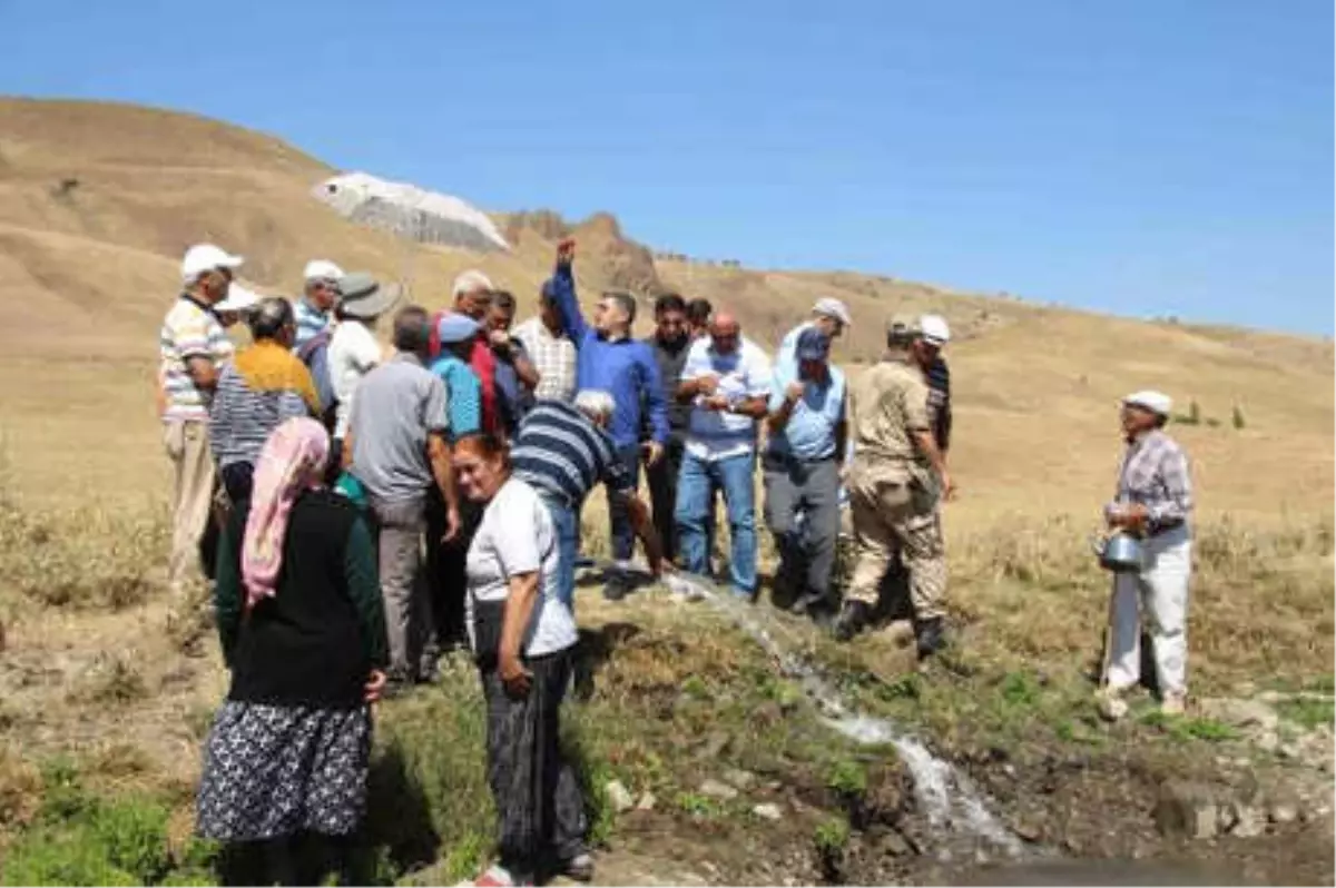 Köy Halkı, Suyu Alkışlarla Karşıladı