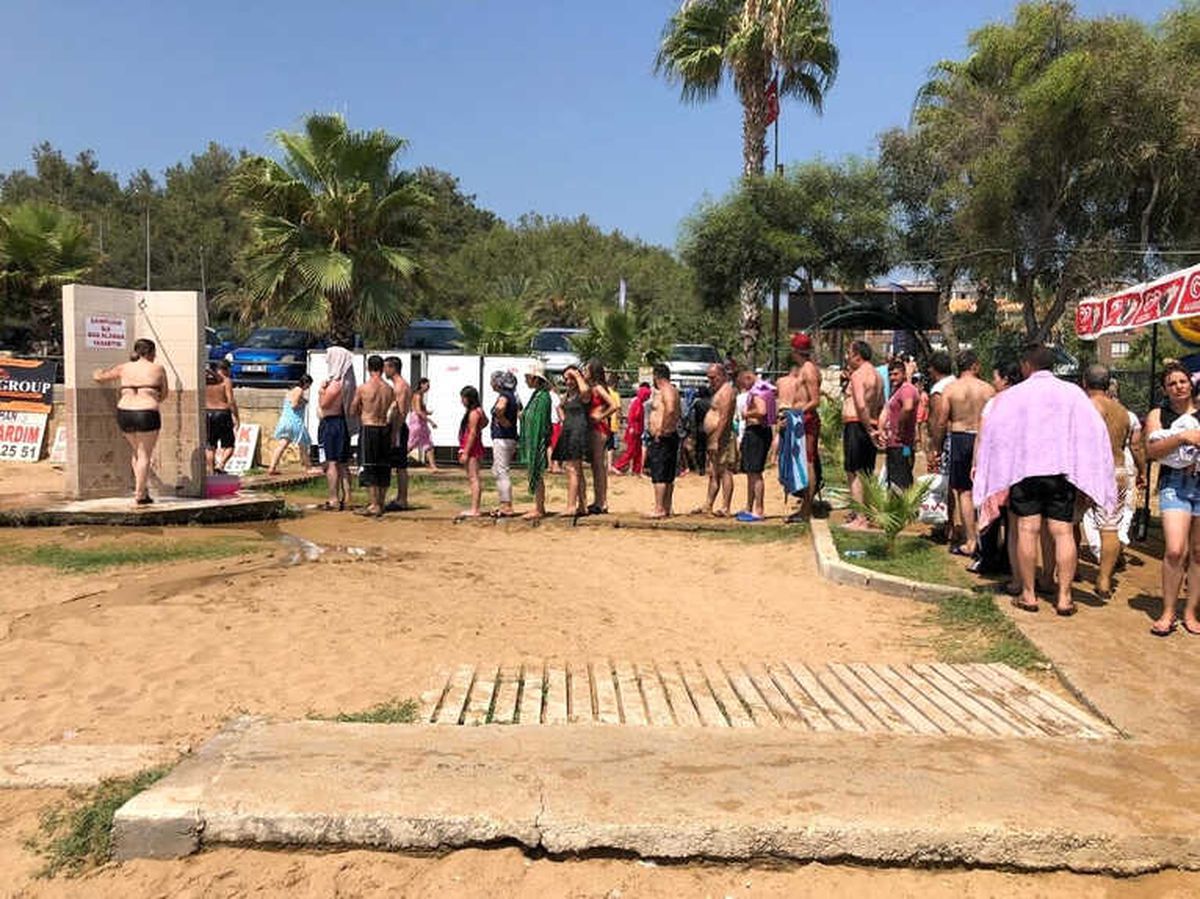 Otellerde Yer Kalmayınca Sahile Yerleştiler