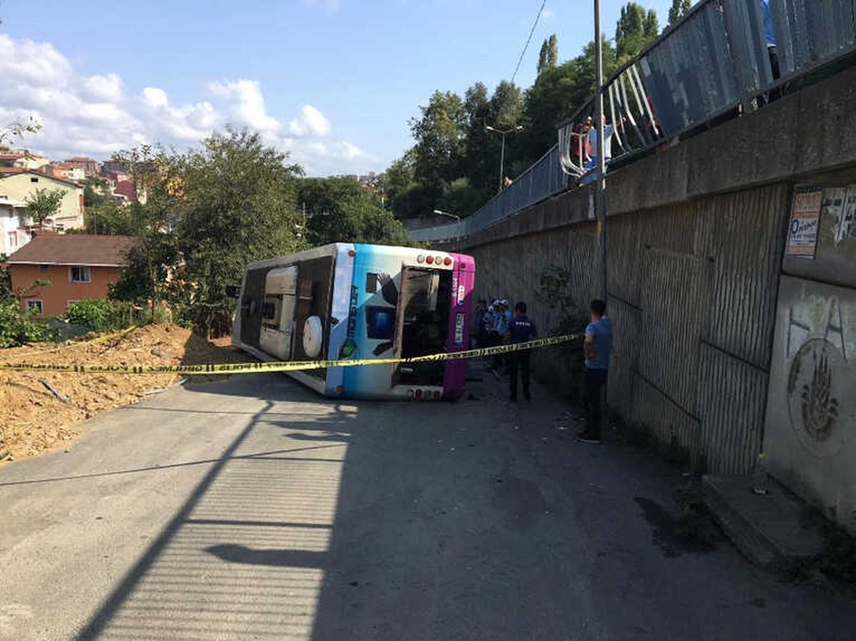 Sarıyer\'de Toplu Taşıma Otobüsü 5 Metre Yükseklikteki Bariyeri Aşarak Aşağıya Uçtu
