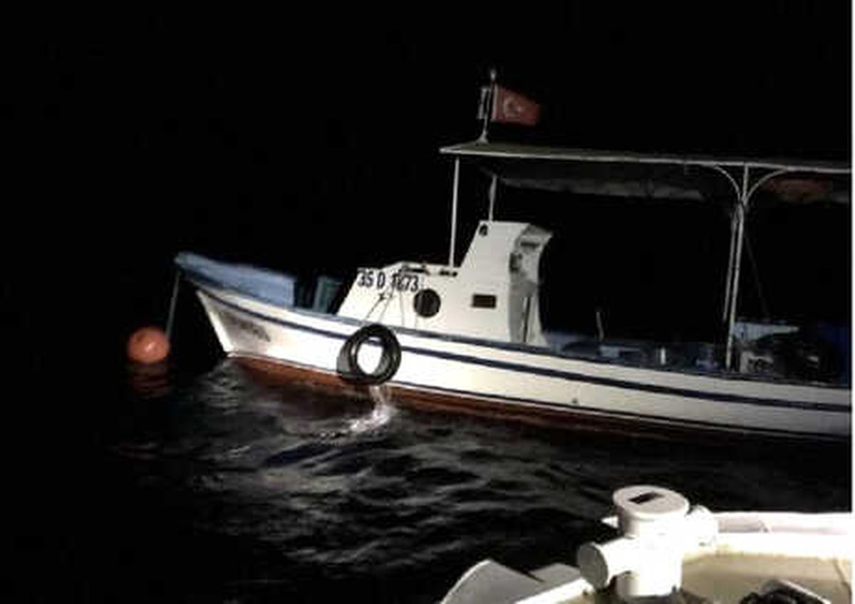 Seferihisar\'da Arızalanan Teknedeki 2 Kişi Kurtarıldı