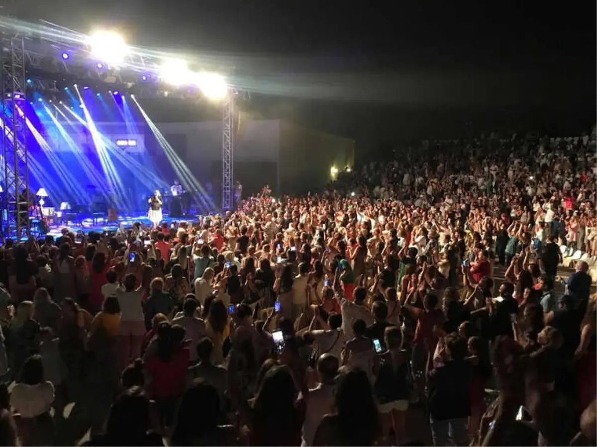 Sertab Erener Kuşadası\'nda Hayranlarıyla Buluştu