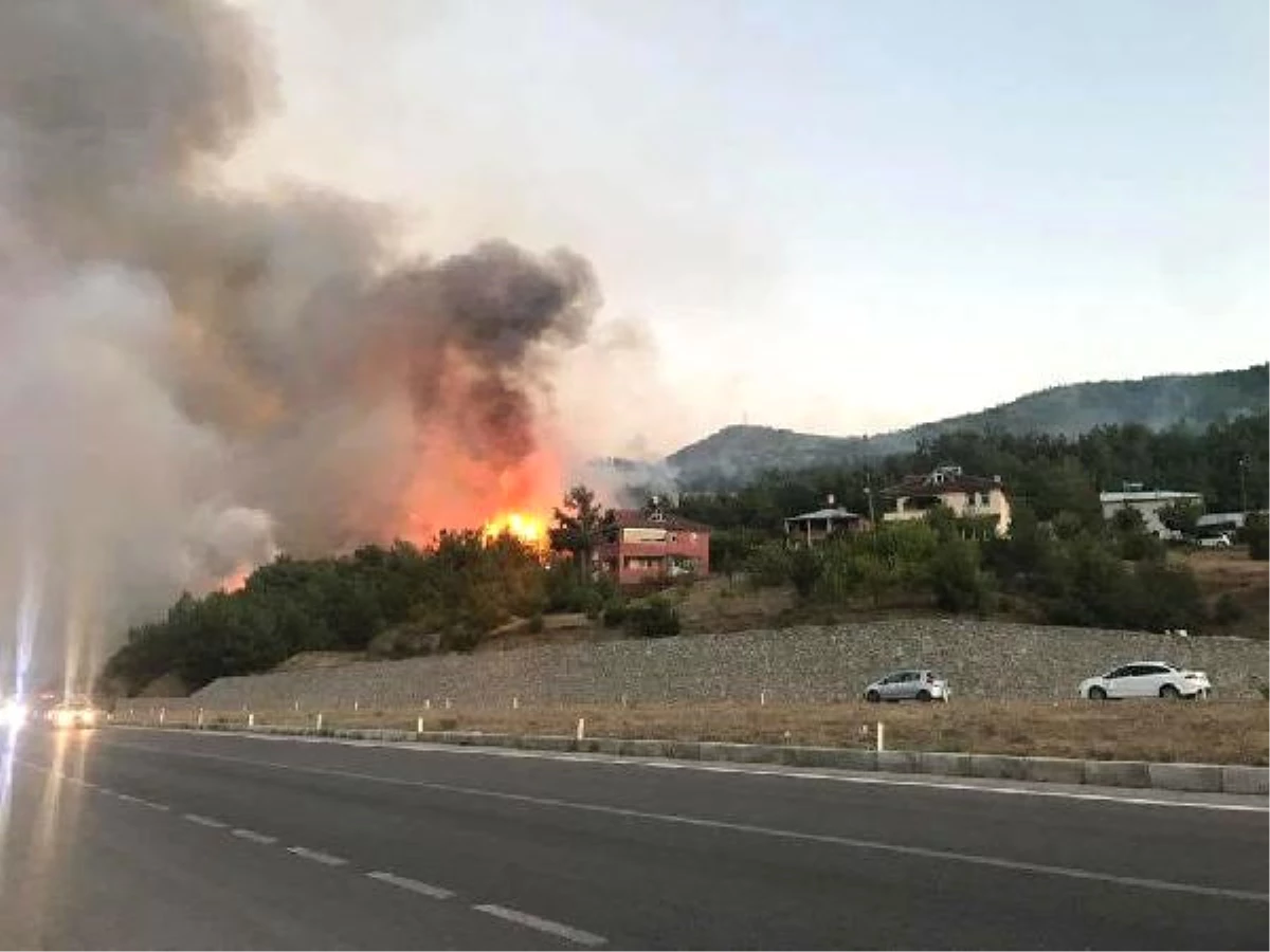 Sivas\'ta Ormanlık Alanda Çıkan Yangın, Yerleşim Yerlerini Tehdit Ediyor (1)